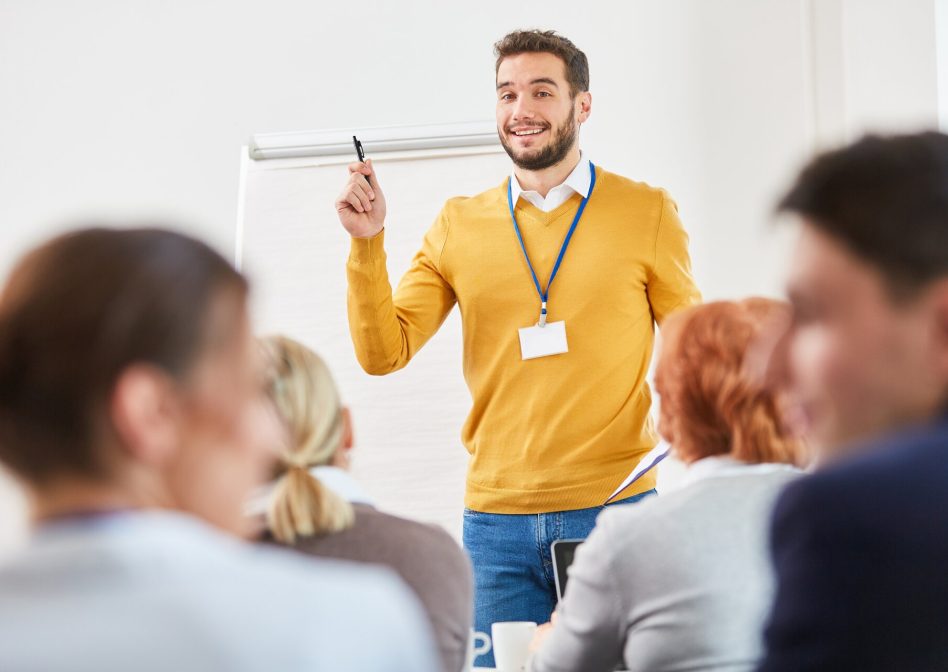 Mann als Redner und Berater bei einer Business Präsentation zur Weiterbildung